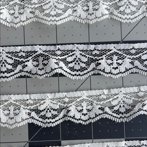 Vintage Off-White/Cream Scalloped Lace Trim ~0.75” Wide – 3.5 Yards - Picture 1 of 4